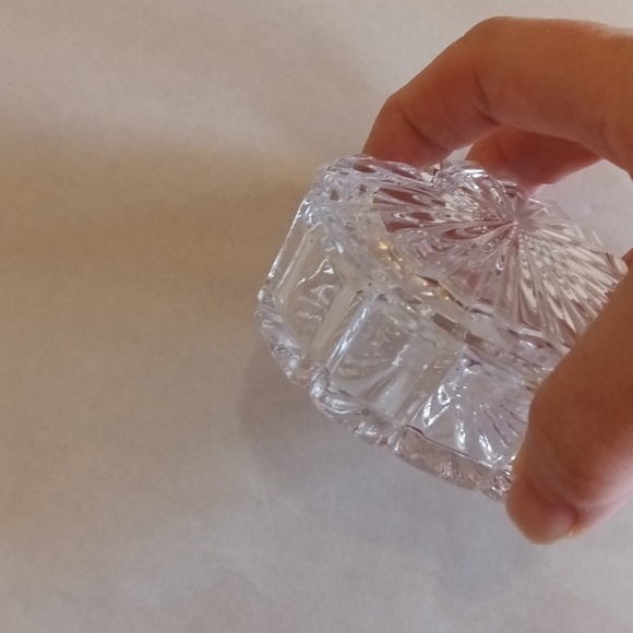 Lead crystal heart shaped dish with lid EUC jewelry box or trinket box LIKE NEW - Picture 5 of 7